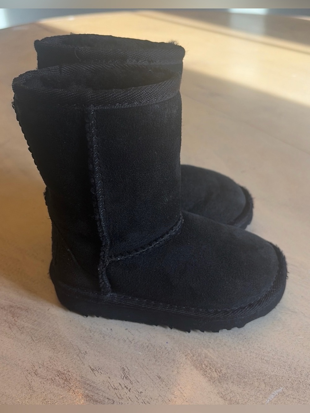 UGG Australia Black Classic Short Boot Toddler (Little Kid) Size US 7 5251 T